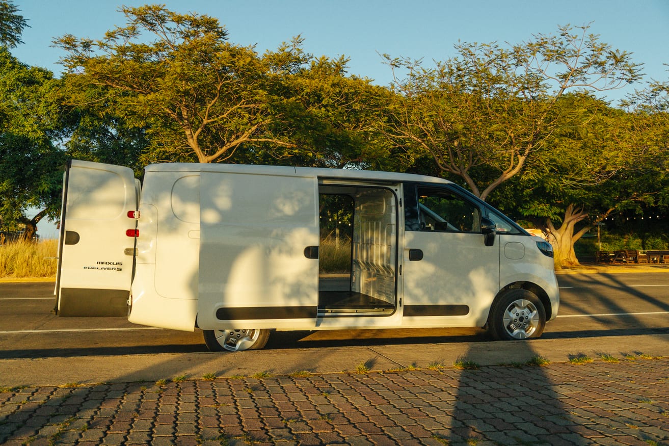 Maxus eDeliver 5 con la puerta lateral corrediza y la puerta trasera abiertas, mostrando el compartimento de carga